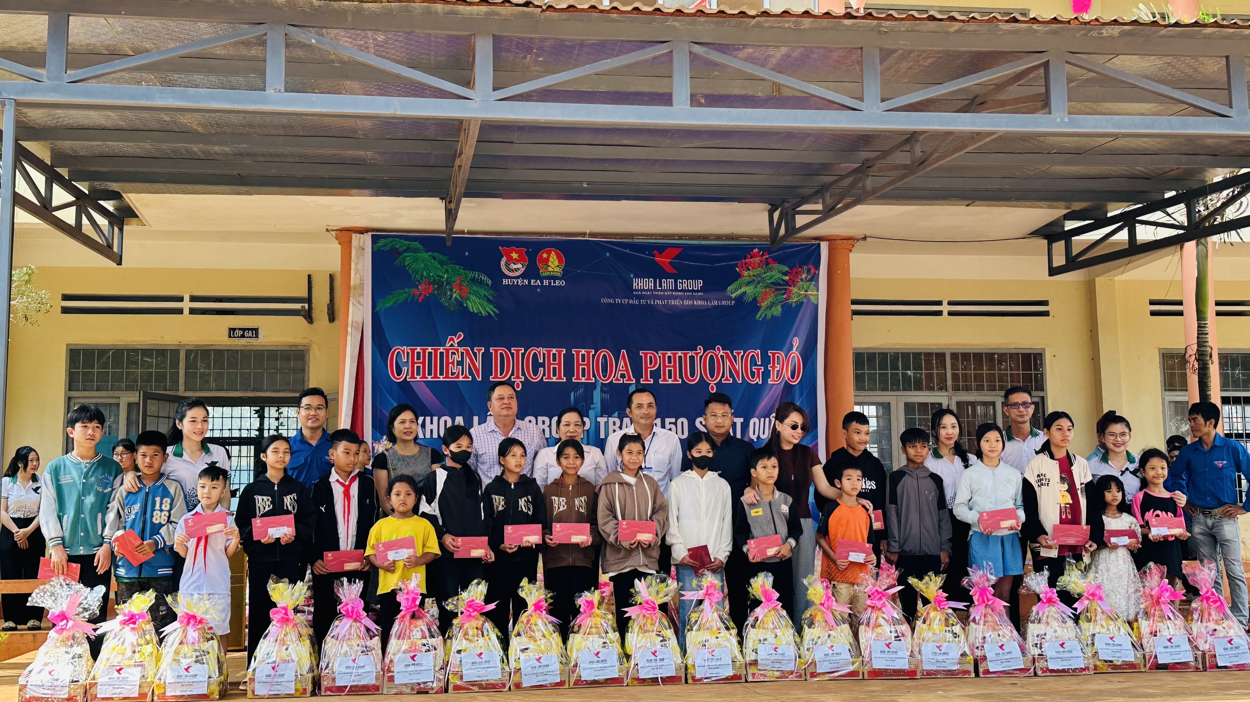 Tặng quà cho các em học sinh nghèo, có hoàn cảnh khó khăn trên địa bàn xã Ea Khăl